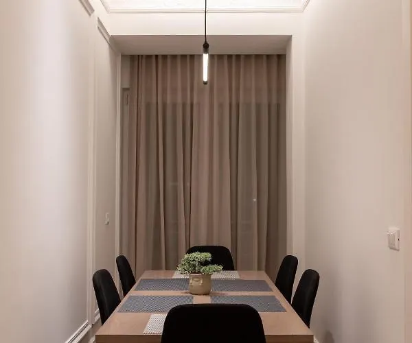Night Apartment *