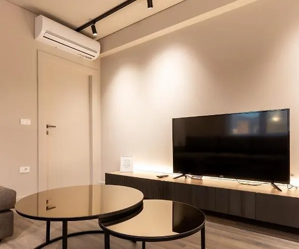 Night Apartment *